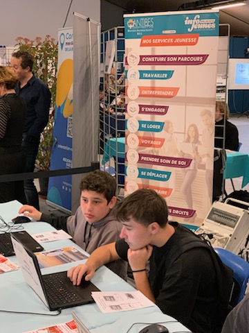 sophie_guenin's tweet photo. Rencontre pour l'alternance et de  l'apprentissage au  Fort Carré à Antibes : les  élèves du collège Pablo Picasso en quête d'informations à la rencontre des professionnels
@AcademieNice 
@LaurentLeMerci4 https://t.co/L6mE9UbnWd