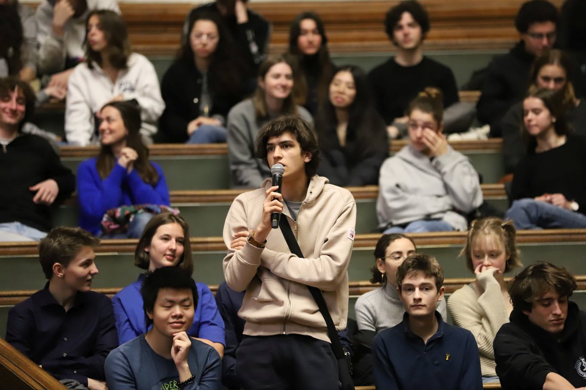 Le 4e cycle des Académiciens en Sorbonne se conclut avec la présence de Xavier Darcos, chancelier de l’@InstitutFrance ! Une conférence sur l''Identité et Métamorphose' parcourant l'héritage des langues anciennes 🏛️ suivie d'échanges fructueux avec les lycéens @RAIledeFrance.