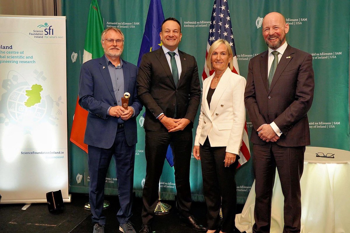 It is an honor to receive the @scienceirel #StPatricksDay medal from Taoiseach @LeoVaradkar with @PhilipNolan_SFI @IrelandAmbUSA @IrelandEmbUSA