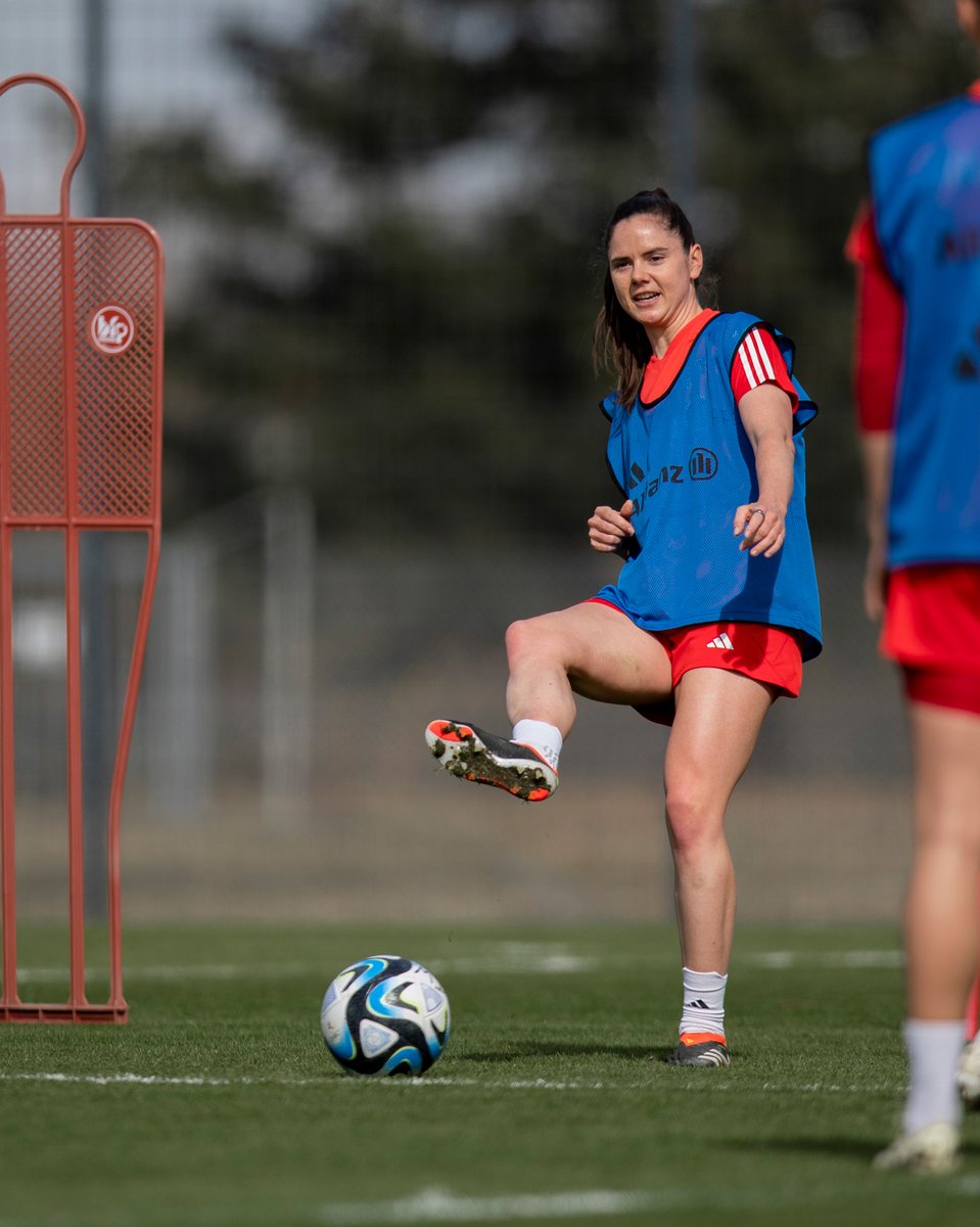 🤜 @StanwayGeorgia & @SarahZadrazil 🤛 #FCBayern #FCBFrauen #MiaSanMia