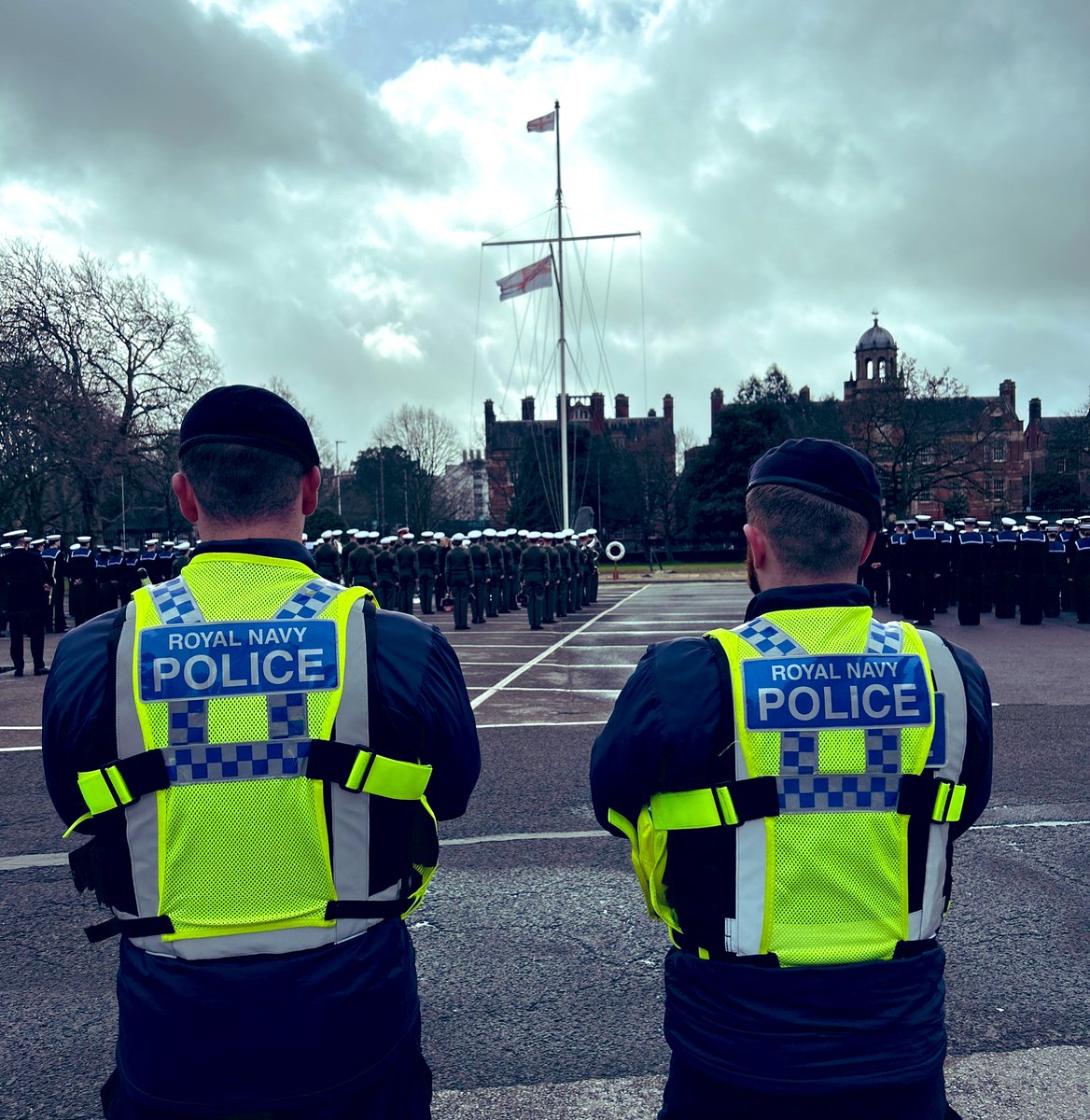 End of term divisions here at @HMNBPortsmouth today 🇬🇧 A busy parade with an appearance from @RMBandService 🥁 and presentation of awards. RNP here ensuring the parade went smoothly and safely with vehicle control through the Naval Base 🚘 #RN #Parade