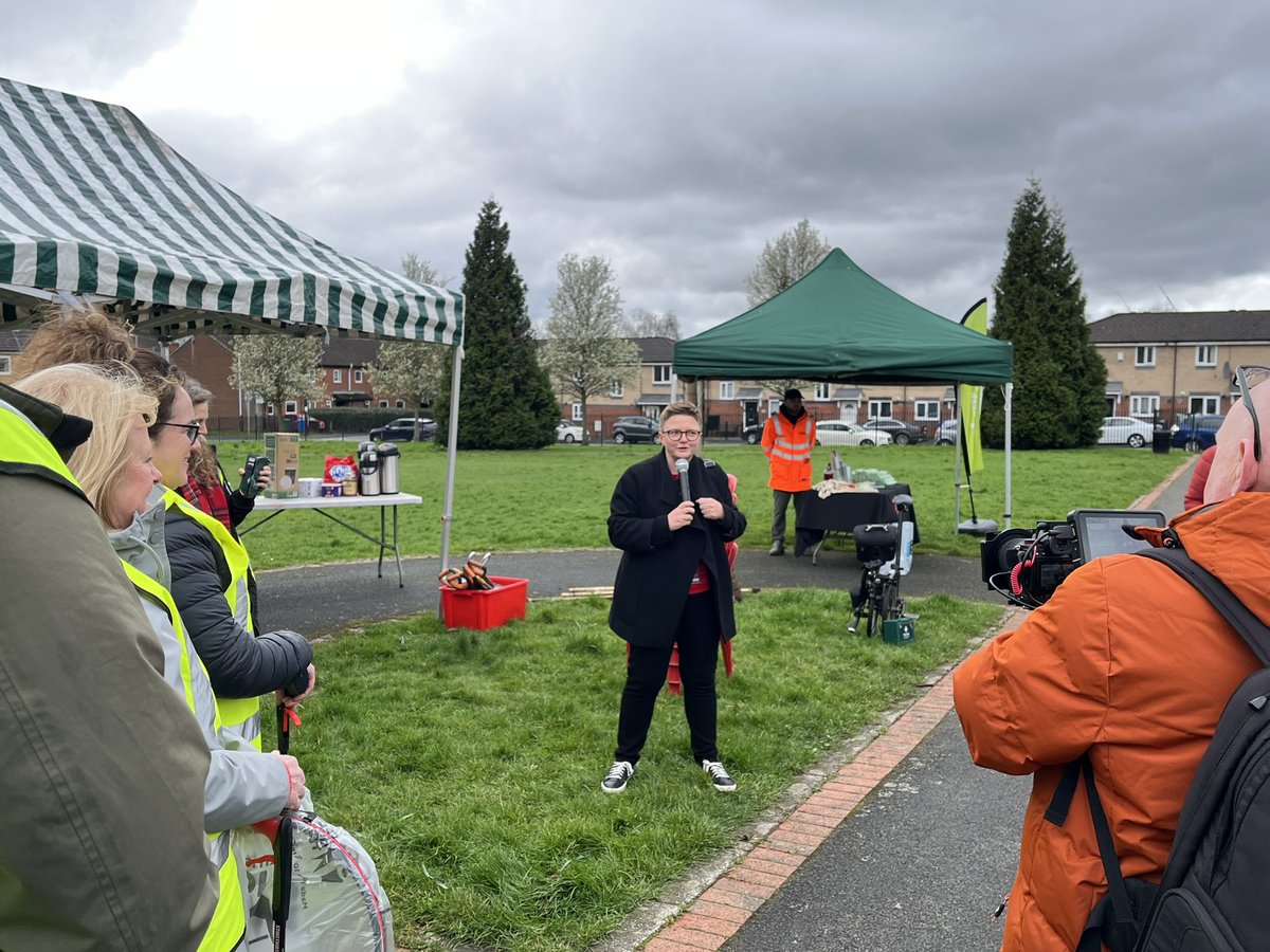 JohnRooManc's tweet photo. Many thanks to colleagues, partners, local schools, councillors and community members for their fabulous work at the launch of Great British Spring Clean at Bradford Park, Beswick @bevcraig @JoMidge @Irene4A_B @ManCityCouncil @MCRActive #McrSpringClean24 https://t.co/zQL5z9m46O