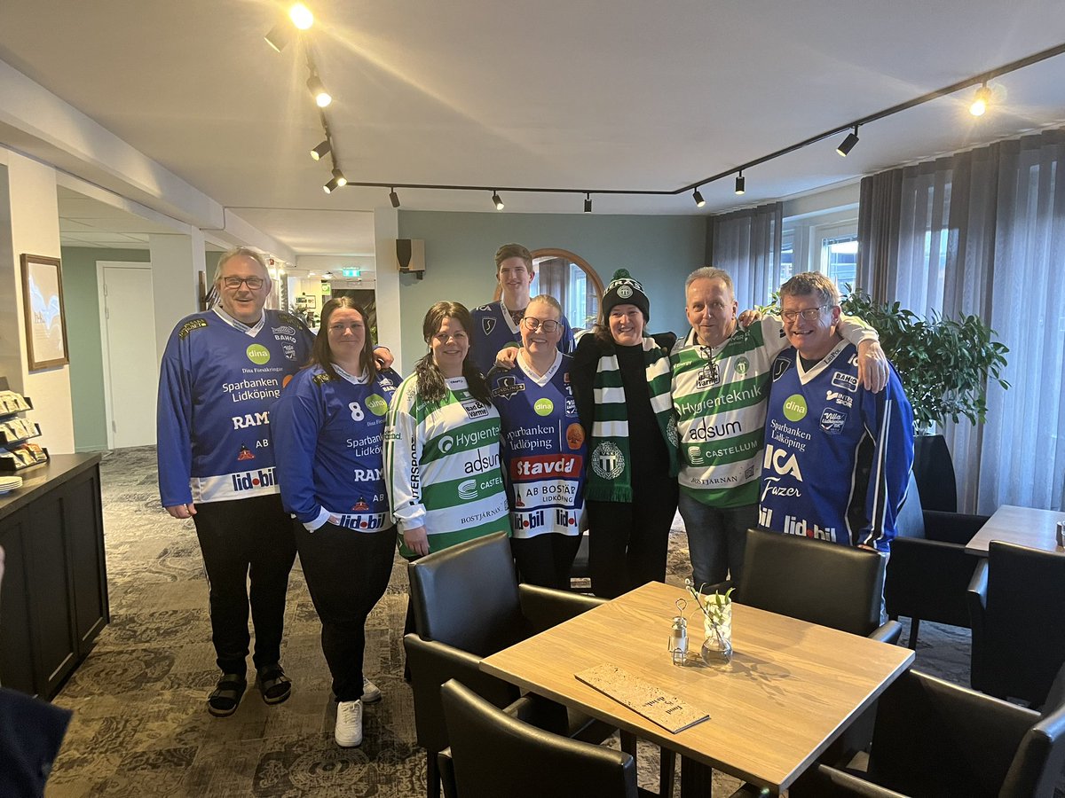 Vi är ett glatt gäng framme i Västerås på hotellet och värmer upp. Här värmer vi upp tillsammans oavsett vilket lag vi håller på. 😀🍻