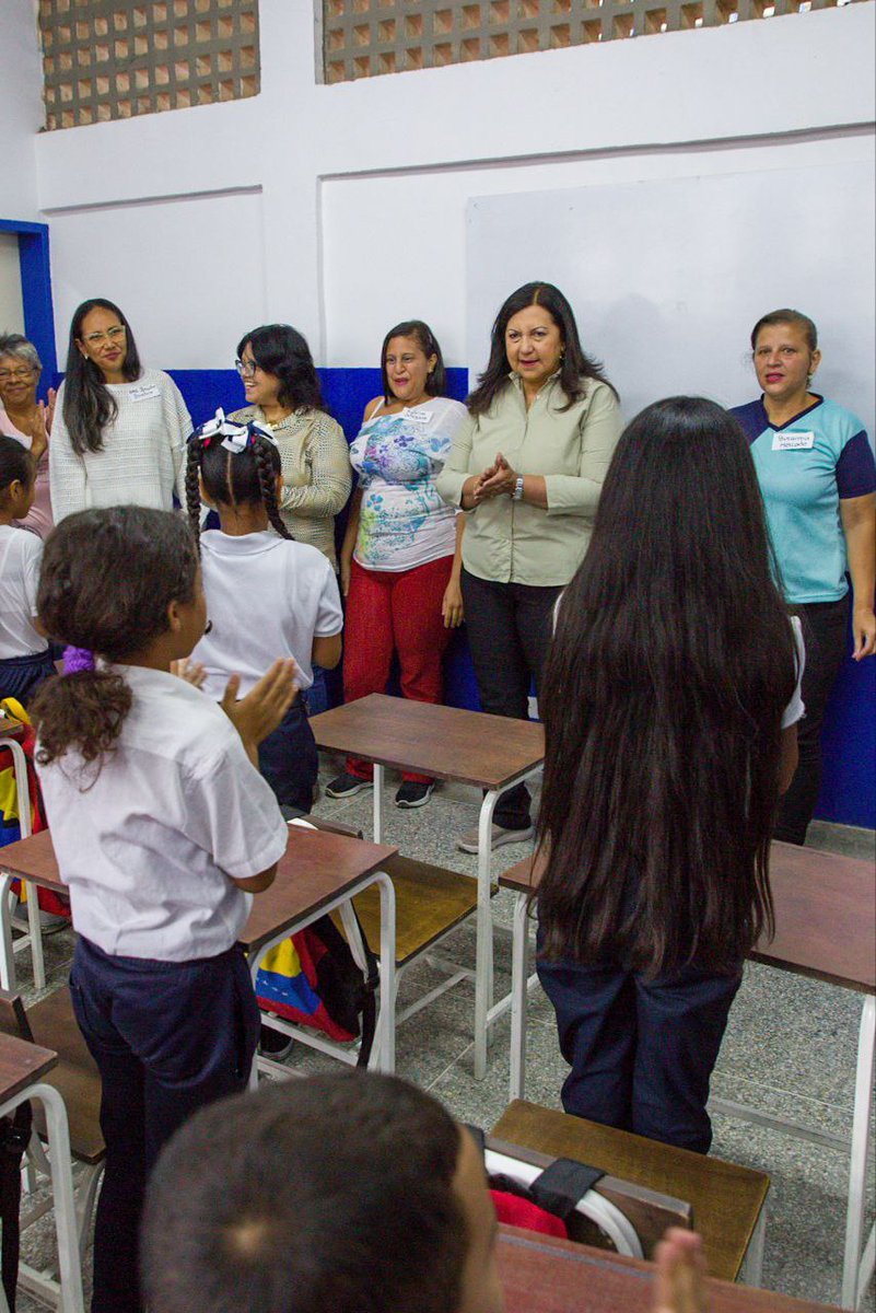 gestionperfecta's tweet photo. Este viernes #15Mar nos fuimos para Caricuao y allí reinauguramos la Escuela Básica Nacional Sara Bendahan, en el sector San Pablito.

Este centro educativo quedó totalmente rehabilitado, siguiendo lineamientos de nuestro Presidente @NicolasMaduro

#VivanMujeresPatriotas https://t.co/XWYBxlSGkf