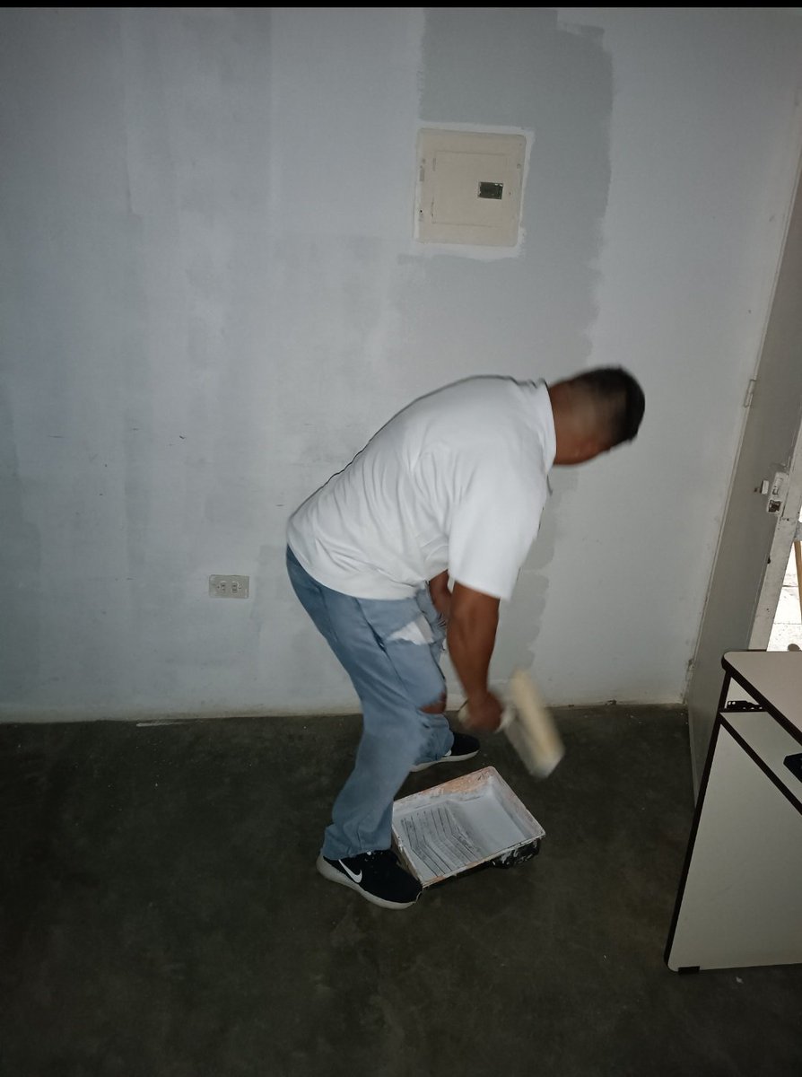 CBIT_ElPuente's tweet photo. Por amor a nuestros/as estudiantes, hoy estamos reacondicionando, mejorando y embelleciendo espacios educativos #AvanzandoPorVenezuela 
@_LaAvanzadora 
@Fundabit_ 
@FundabitBnas 
@FundabitBarinas 
@cpsetBarinas 
@Isysgeren https://t.co/SIBlpSpPoM