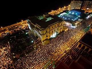 Alexandria_egy1's tweet photo. #الإسكندرية كان فيها صلاة تراويح في مسجد القائد إبراهيم 🕌 متوسط عدد المصلين فيها نصف مليون مصلي .. وفي ليلة ال ٢٧ كانت بتوصل مليون مصلي

المصليين كانوا بيصلوا في كل الشوارع المحيطة بالمسجد .. وأصحاب المقاهي والمحلات والجراچات ومدينة الملاهي القريبة من المسجد كانوا بيسمحوا بالصلاة داخلها وسفارة جنب المسجد كمان كانت بتسمح بالصلاة في ساحتها .. والسماعات كانت بتغطي طريق الترام وطريق البحر في محطة الرمل والمصليين كانوا بيصلوا في طريق الترام رايح جاي وطريق البحر بجانبيه

المصليين كانوا بييجوا من دمنهور والبحيرة وفي أيام التهجد كان أهل إسكندرية بيعملوا سحور في ساحة المسجد للمغتربين وبينظموا عربيات تنقل الإسكندرانية بعد الصلاة مباشرة لمراكز الإسكندرية الرئيسية عشان يلحقوا السحور 

صلاة التراويح بالقائد إبراهيم بإمامة الشيخ حاتم فريد الواعر