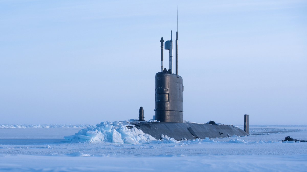 Will we see a #RN submarine join Indiana and Hartford for the biennial ice games? Here's Trafalgar-class submarine HMS Trenchant (S91) at Ice Camp Skate #OTD in 2018. That year, she joined #USNavy submarines Hartford and Seawolf-class USS Connecticut (SSN 22).