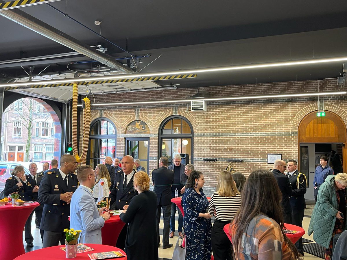 Tjapko_Poppens's tweet photo. Viering 150 jaar Brandweer Amsterdam-Amstelland en opening vernieuwde brandweerkazerne Dirk. Bijzonder goed gelukt om een historisch en karaktervol gebouw tegelijk ook duurzaam en eigentijds te maken. Veel trotse brandweermensen aanwezig, en terecht! https://t.co/psMRsIwX35