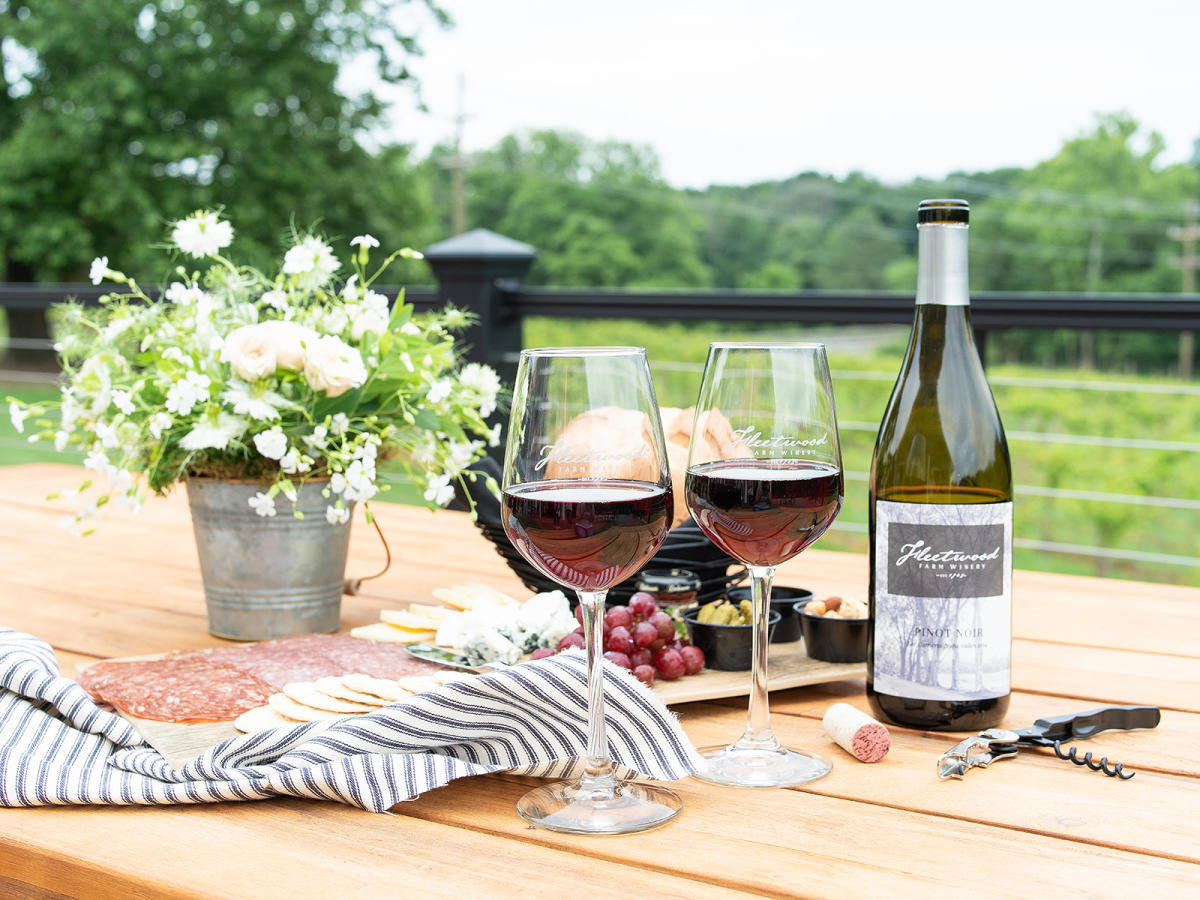 Raise your glasses to spring! Check out these 5 incredible wine experiences to welcome the season with open arms and full glasses: bit.ly/3TidBU6 🌸🍷 #DCsWineCountry #LoveLoudoun