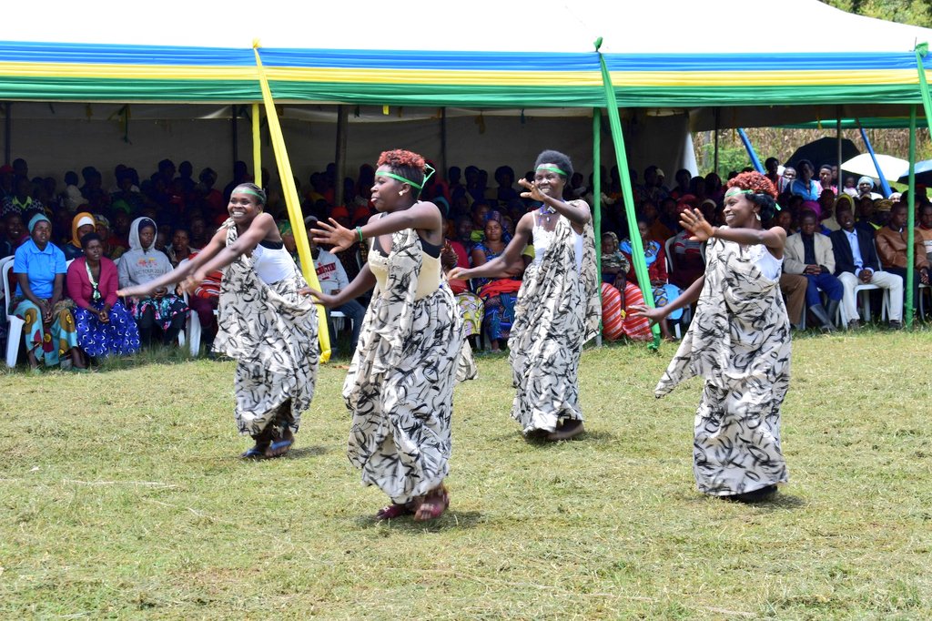 rulindodistrict's tweet photo. Mu kwizihiza umunsi mpuzamahanga w'Umugore, Umuyobozi w'Akarere wungirije ushinzwe ubukungu @RugerinyangeT yifatanyije n'abaturage b'Umurenge wa Kinihira, Umuyobozi w'Akarere wungirije ushinzwe imibereho myiza @MutagandaT yifatanyije n'abaturage b'Umurenge wa #Bushoki. #IWD2024 https://t.co/eRbf7baNsY