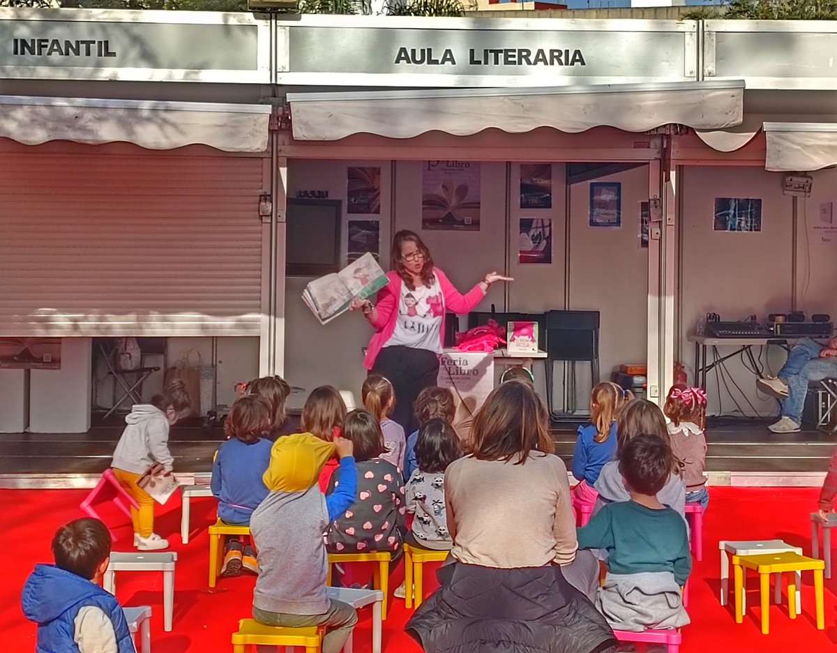 Ahora mismo, <a href="/MariadelaLoza/">María de la Loza</a> está contando cuentos en el sector infantil de la #FeriaLibroTomares24. Luego vendrá a firmar sus libros en nuestra caseta. Te esperamos 👇