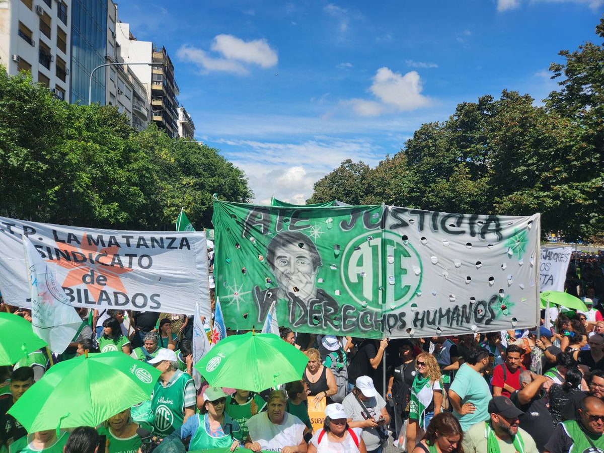 ATECapitalOk's tweet image. #URGENTE Nos movilizamos hacia Capital Humano: 

✅ Recomposición salarial YA
✅ Reincorporación urgente de les despedides
✅ Re apertura de los programas de entrega de medicamentos y alimentos.

Seguimos diciendo NO AL AJUSTE de 
@JMilei y Pettovello

#EstadoEnEmergencia