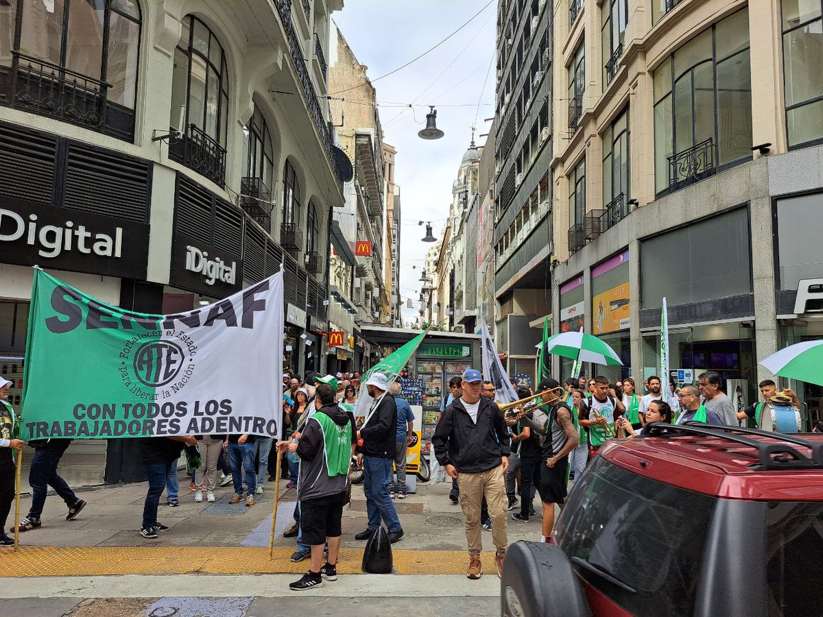 ATECapitalOk's tweet image. #URGENTE Nos movilizamos hacia Capital Humano: 

✅ Recomposición salarial YA
✅ Reincorporación urgente de les despedides
✅ Re apertura de los programas de entrega de medicamentos y alimentos.

Seguimos diciendo NO AL AJUSTE de 
@JMilei y Pettovello

#EstadoEnEmergencia
