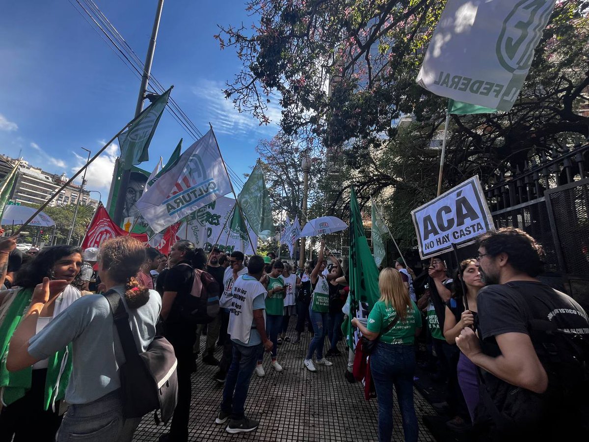 ATECapitalOk's tweet image. #URGENTE Nos movilizamos hacia Capital Humano: 

✅ Recomposición salarial YA
✅ Reincorporación urgente de les despedides
✅ Re apertura de los programas de entrega de medicamentos y alimentos.

Seguimos diciendo NO AL AJUSTE de 
@JMilei y Pettovello

#EstadoEnEmergencia