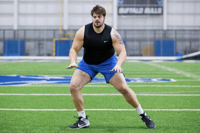 JohnDHodge's tweet photo. Top-ranked CFL prospect Gabe Wallace shines in vertical jump, bench press at Buffalo pro day

https://t.co/QBxxYuNE5A

#Buffalo | #CFL | #CFLDraft | #NFL https://t.co/MiMFuhNfYq