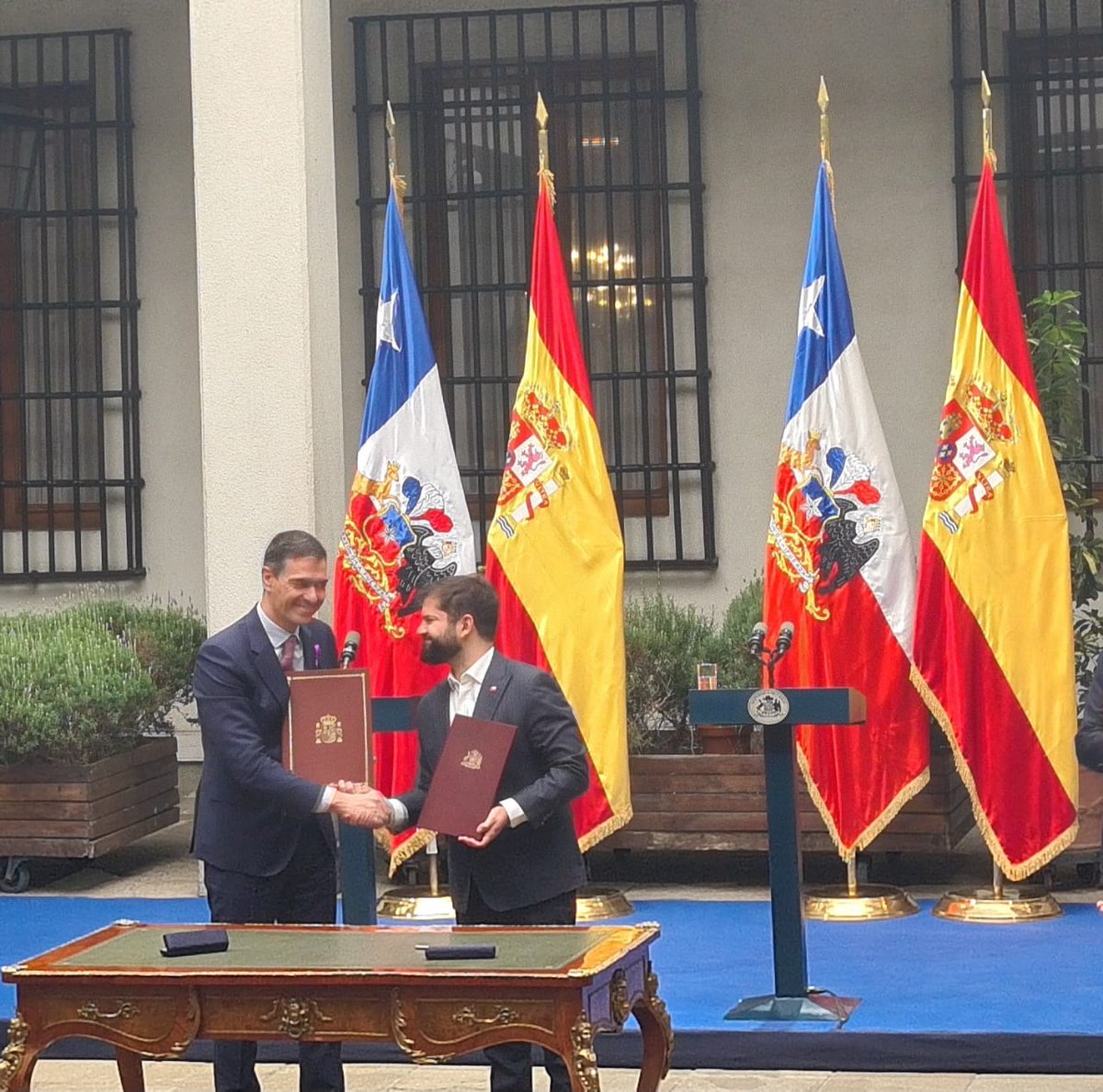 Hace una semana los Presidentes Sánchez y Boric rubricaron la Alianza Estratégica Renovada 🇨🇱 🇪🇸 que incluye nuevas prioridades compartidas como la sostenibilidad medioambiental, la igualdad de género, la diplomacia feminista, la innovación y la seguridad.