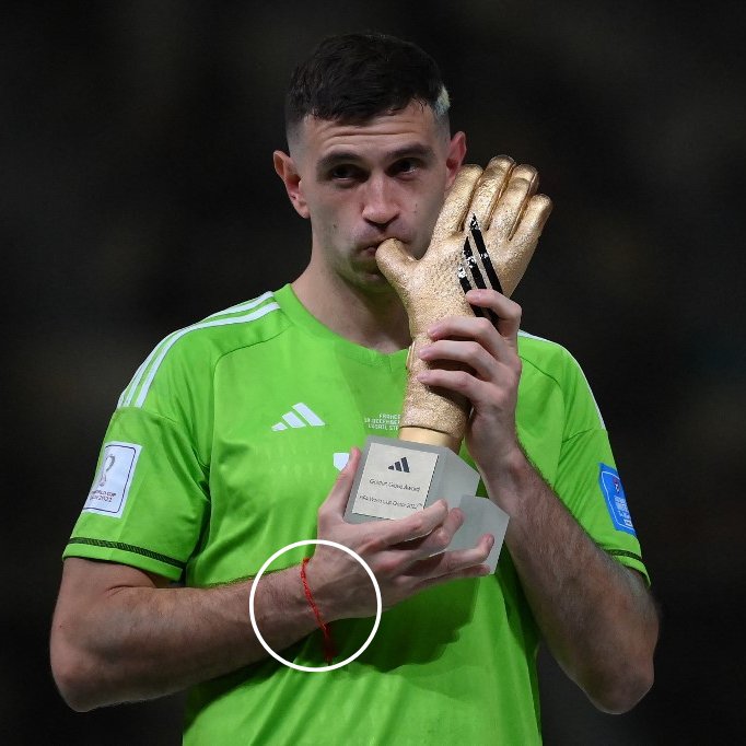 Você acredita em superstição?

Em 2018, após uma sequência de derrotas dolorosas da Argentina, o jornalista Rama Pantarotto presentou Messi com uma fita vermelha, como presente de boa sorte.

A partir dali, aquela fita se tornaria o grande amuleto de Messi e da Seleção: 🇦🇷🧶⬇️