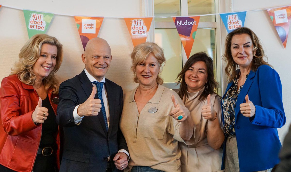 Waardevolle middag: samen met wethouders Arnoud Proos, Jacky Silos en Ivana Somers de vrijwilligers van het Zadkine College geholpen bij hun beautydag voor bewoners van het Zonnehuis in het kader van NLDoet.