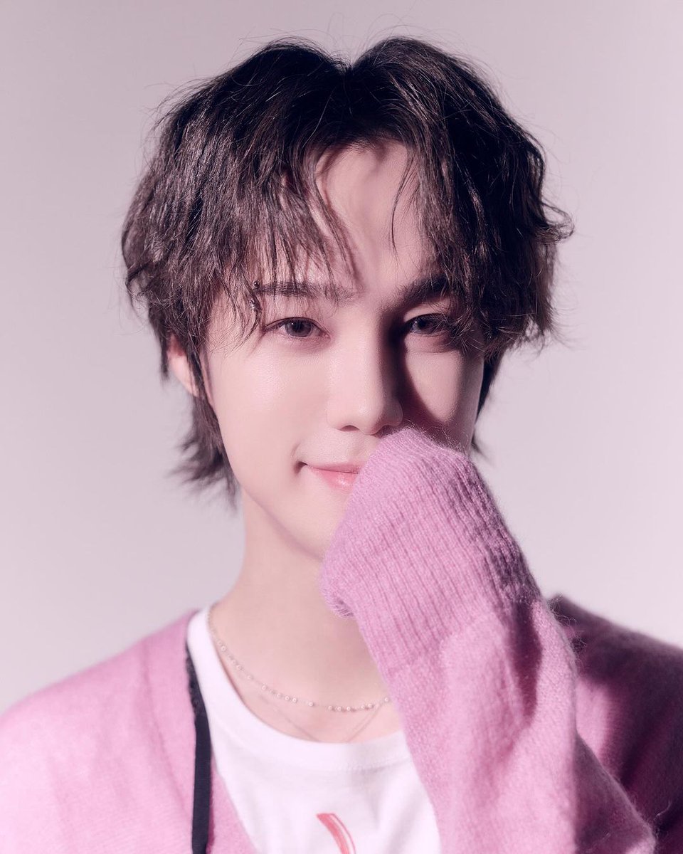 paraguayvav's tweet photo. 📸 | 15.03.2024 Actualización de Ayno en su cuenta de instagram (@/ayno.vav)

"Hola chicos!! I’m pinky boy 🌸
Estas imágenes serán el fondo de tu pantalla de bloqueo (:
Verdad?? 

#VAV #브이에이브이 #AYNO #에이노 #VAMPZ #뱀즈 #Goodmistakes https://t.co/TFddecZYmg