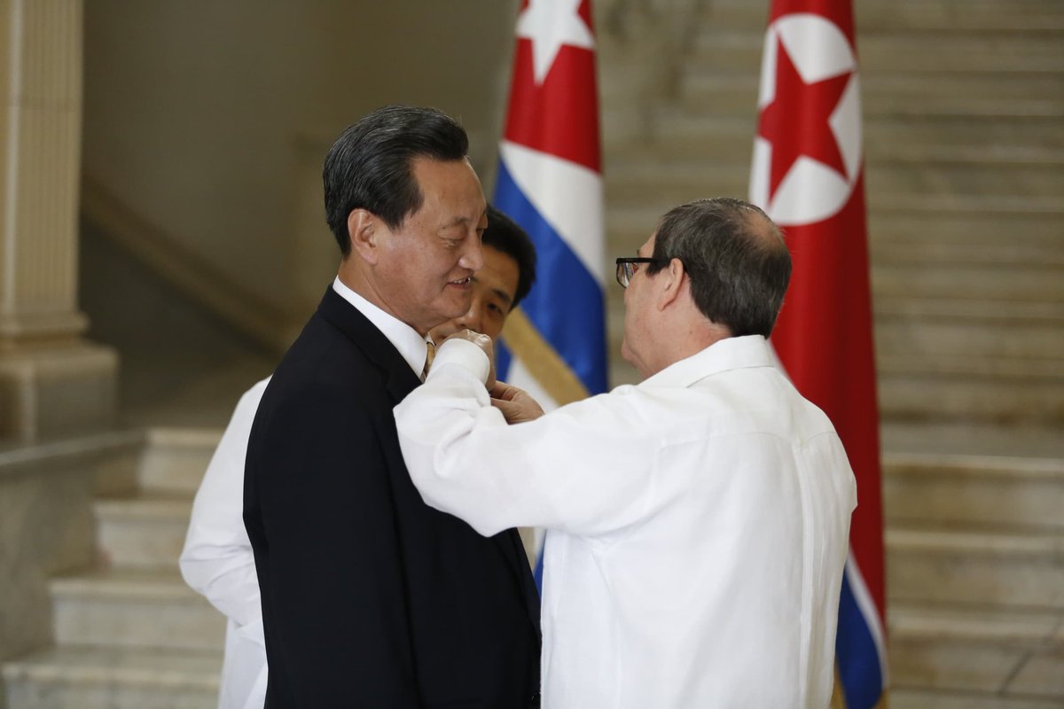 Condecoramos con la “Medalla de la Amistad” a Ma Chol Su, Embajador de la República Popular Democrática de Corea en #Cuba, por su notable labor en la promoción de los históricos vínculos partidistas, intergubernamentales, de cooperación y entre los pueblos de ambos países.