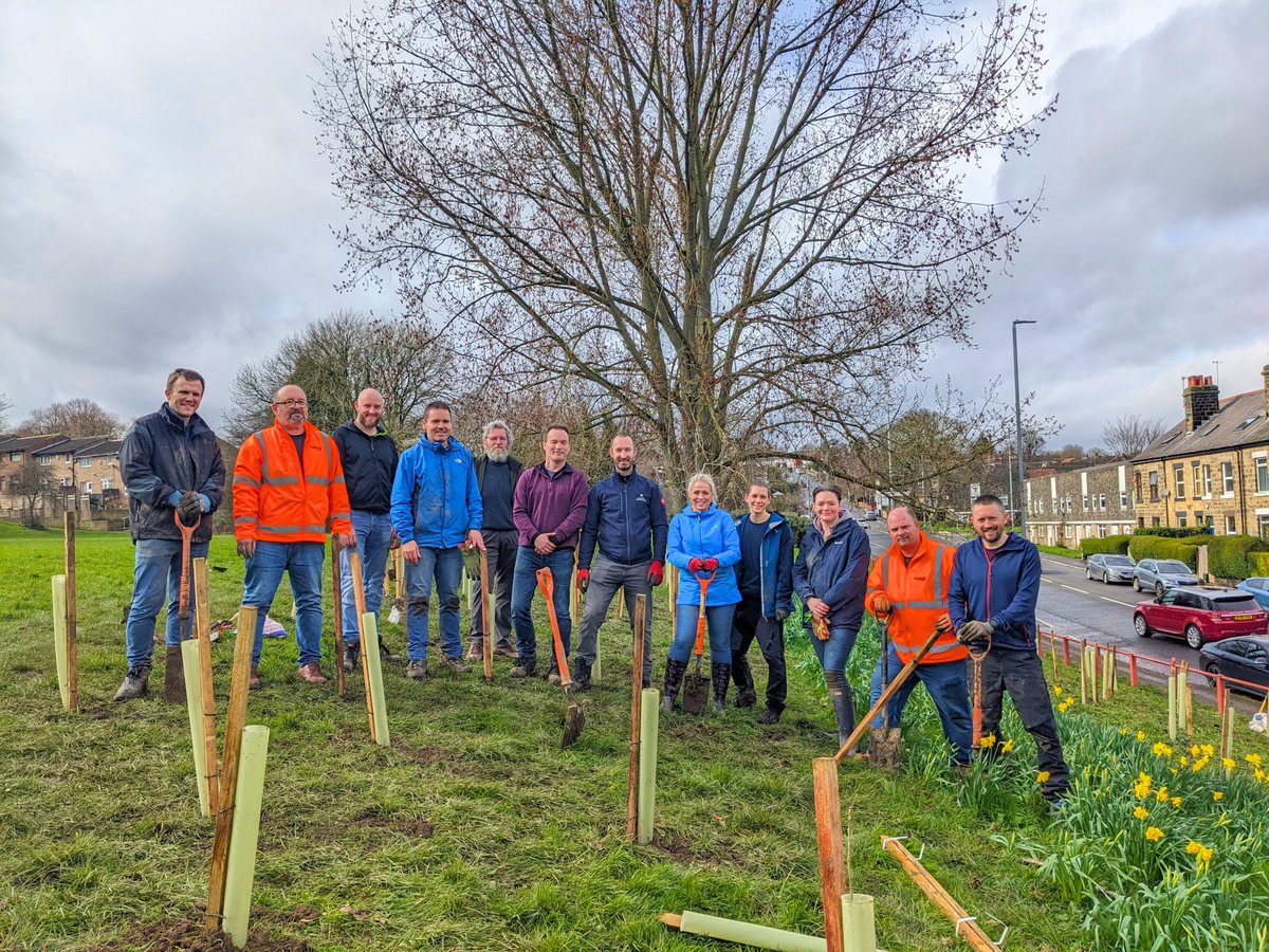 Members of our Flood Alleviation Scheme team were joined by volunteers from the community, partner organisations and a local primary school to plant 350 new trees in #Bramley! Thank you to the volunteers - and great work everyone! 👏🌳👏 #Leeds #Floodalleviation #LeedsFAS2