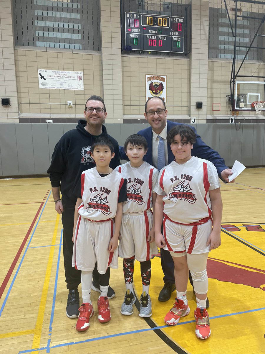 Shout out to our @ps120dragons and Coach Manzione at today’s @NYCSchoolsD25 All-Star Game! Here they are with Superintendent Dantona! @DOEChancellor