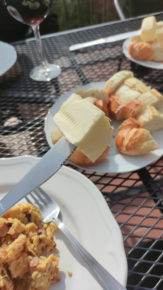 #MajorNaŚniadanie dzień 2

Trochę późno, ale tak wygląda praca w esporcie

Danie - "jajecznica po przemysku", czyli jakaś ukraińska wariacja.
Chef - <a href="/bigvu_/">Wojtek Pich</a>
Skladniki: jajka, szynka, boczek

Oceny (smak/prezentacja) 
<a href="/goferbaum/">Kamil</a> 7/10 | 8/10
<a href="/_otos/">otos</a> 5/10 | 4,5/10

#MajorPL <a href="/gam3rs_x/">gam3rs_x</a>