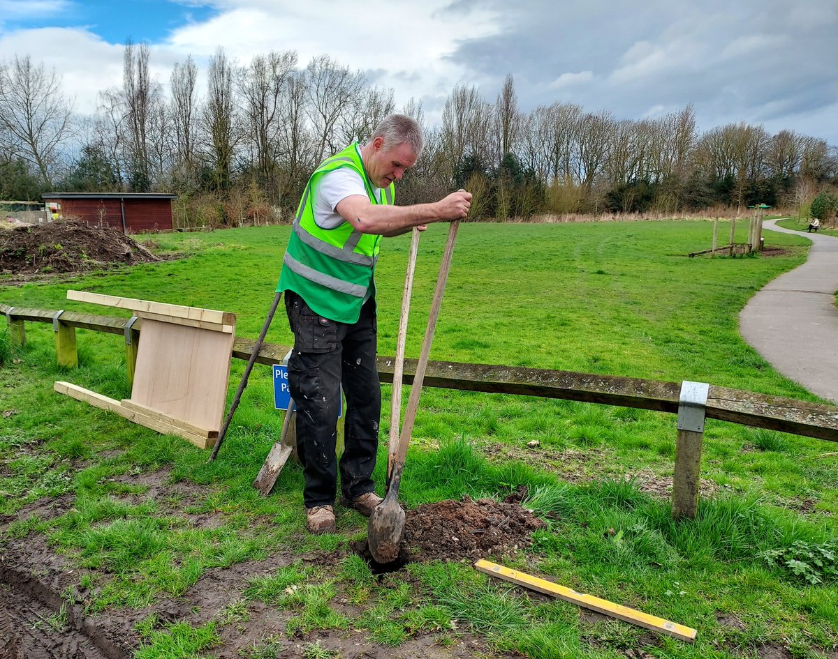 It was a good feeling to get the first three boards in the ground for the #CheshiresWonderfulWildlife art trail by @nickythompsona1 in @CountessPark yesterday .. every one of those holes was full stones & rubble! Thanks again to @MidCheshireCRP for loaning them to @FriendsCoCCP.