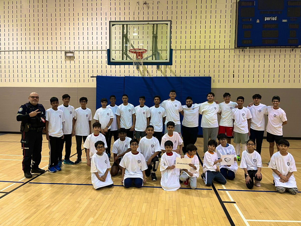 Rego23Div's tweet photo. Great start to 23 Division NCO’s “Proaction Cricket 🏏 &amp; Cops” program !!! Thank you @COPSandKIDSca for the opportunity!!! @TPS23Div @tps39 @TPS_CPEU @TorontoPolice @TPAca @engage416 #support #community #proactionkids https://t.co/X2SjDL6HUI