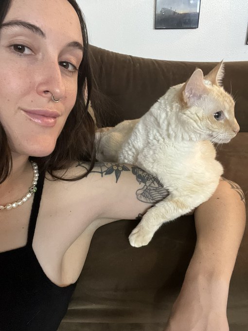 EVERYONE BETTER WISH BUTTONS A HAPPY 15TH BIRTHDAY OR ELSE!!!   🎈🎁🐈💯💸😻🎉🥳 https://t.co/tqHX1Kd5lR
