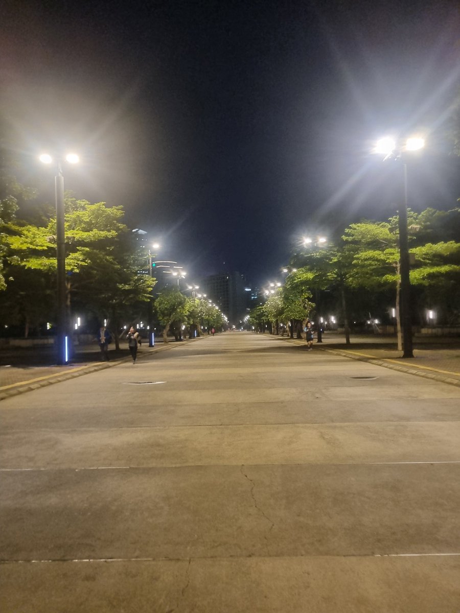 Puasa di Indonesia itu spesial. Beda-beda. Tahun ini Muhammadiyah mulai Senin, NU Selasa, sebagian komunitas tarekat ada yang Jumat bahkan Kamis sebelumnya. Saya yakin semua diterima. Ibadah puasa itu Allah sendiri yang menerima dan mengganjarnya. 
 #2jambisapuasa