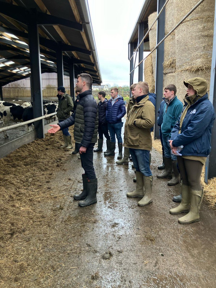 Next Gen “accelerators” group met this wk in Cumbria, convo inc: 🤖Future of milking & tech - Parlour v robotics 💴Investments in silage & slurry storage 🌱DMI, feeding & forage Great to support next gen & accelerate their learning & progress in our #TeamDairy clients businesses