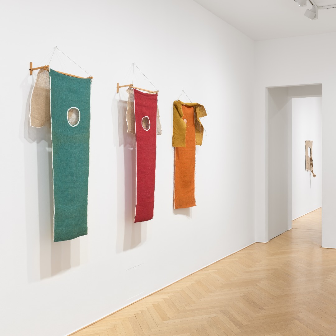 ‘Sculpture is always going on’ is NOW ON@hetzlergallery Berlin. Visit Bleibtreustraße 45 to see a selection of Flanagan’s early works in hessian and canvas, mostly created in the 1960s and 1970s. Image: Installation views courtesy of Galerie Max Hetzler. Photo: def image.