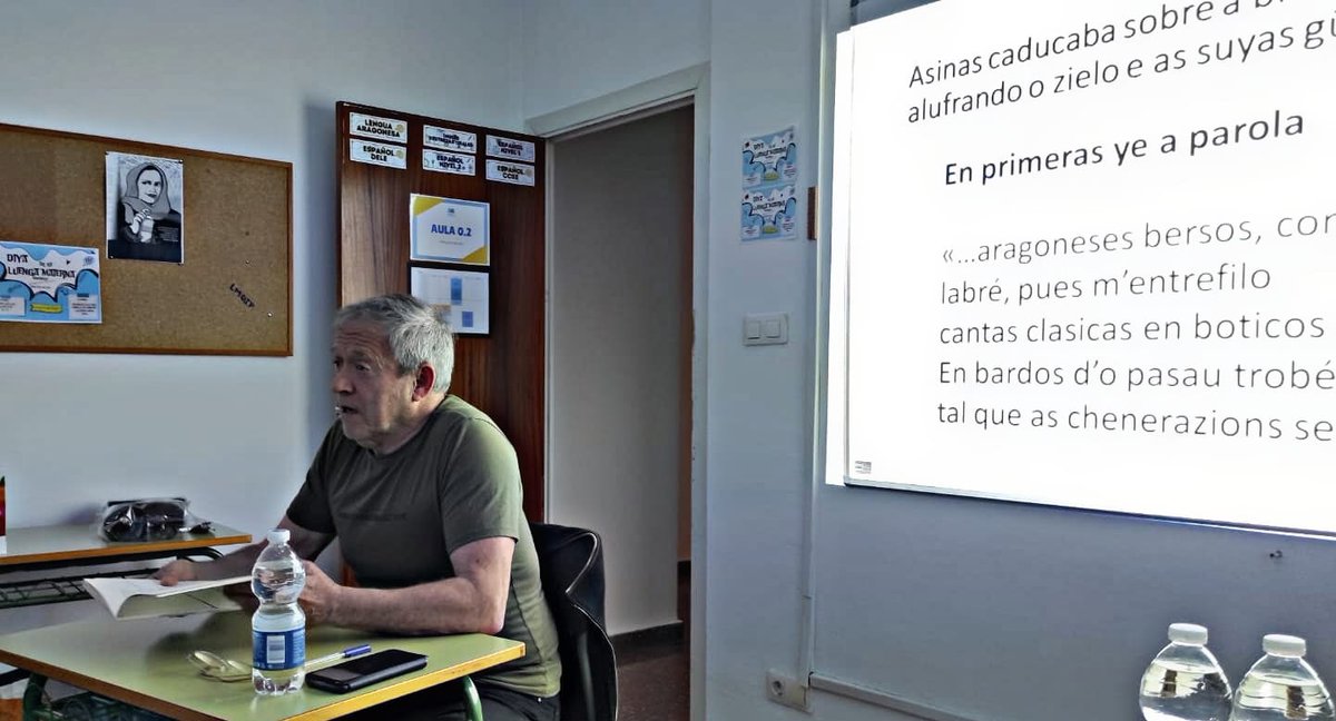 cfa_consello's tweet photo. "Espiello de Zertezas" estió presentato en Samianigo por o suyo autor, Antonio Andreu.
Muitas grazias por refirmar l'aragonés una begata más.
#aragonés #CulturaAragon #luengaaragonesa #lenguaaragonesa #aragon #aragonés #Aragones #sabiñanigo #samianigo https://t.co/6zeHT9iO7y