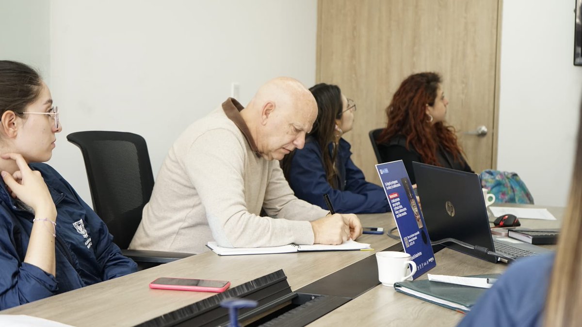 Bogota_Turismo's tweet photo. #InfoIDT | La Subdirección de Mercadeo del #IDT capacita a los informadores y guías profesionales de turismo de la Red de Información, sobre la oferta de atractivos y planes que ofrece @Bogota para los turistas y residentes en #SemanaSanta.

Consúltalos en https://t.co/qUUBGpPtSV https://t.co/UZU5D3orxY