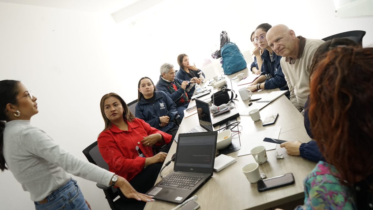 Bogota_Turismo's tweet photo. #InfoIDT | La Subdirección de Mercadeo del #IDT capacita a los informadores y guías profesionales de turismo de la Red de Información, sobre la oferta de atractivos y planes que ofrece @Bogota para los turistas y residentes en #SemanaSanta.

Consúltalos en https://t.co/qUUBGpPtSV https://t.co/UZU5D3orxY