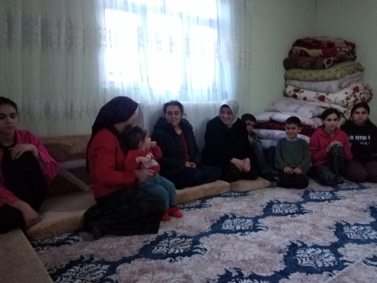 akkadinvann's tweet photo. 📍İPEKYOLU
➡️Yeni Mahallesi
Gönüllerimizle birlikte #Ramazan 'da kapıları çalmaya devam ediyoruz.
Kadın Kolları Sosyal Politikalar Başkanımız @TulayISIK10,Yönetim Kurulu Üyemiz @NeseMbatman ile; #Turhan ailesinin gönlüne dokunduk.
@aysekesir @Nilgun_OK @Hulya_Ozdag @CananBaranizgi @AKKADINGM @emreguray65 @havvaduran65 @ArvasAbdulahat @AK_PartiVan