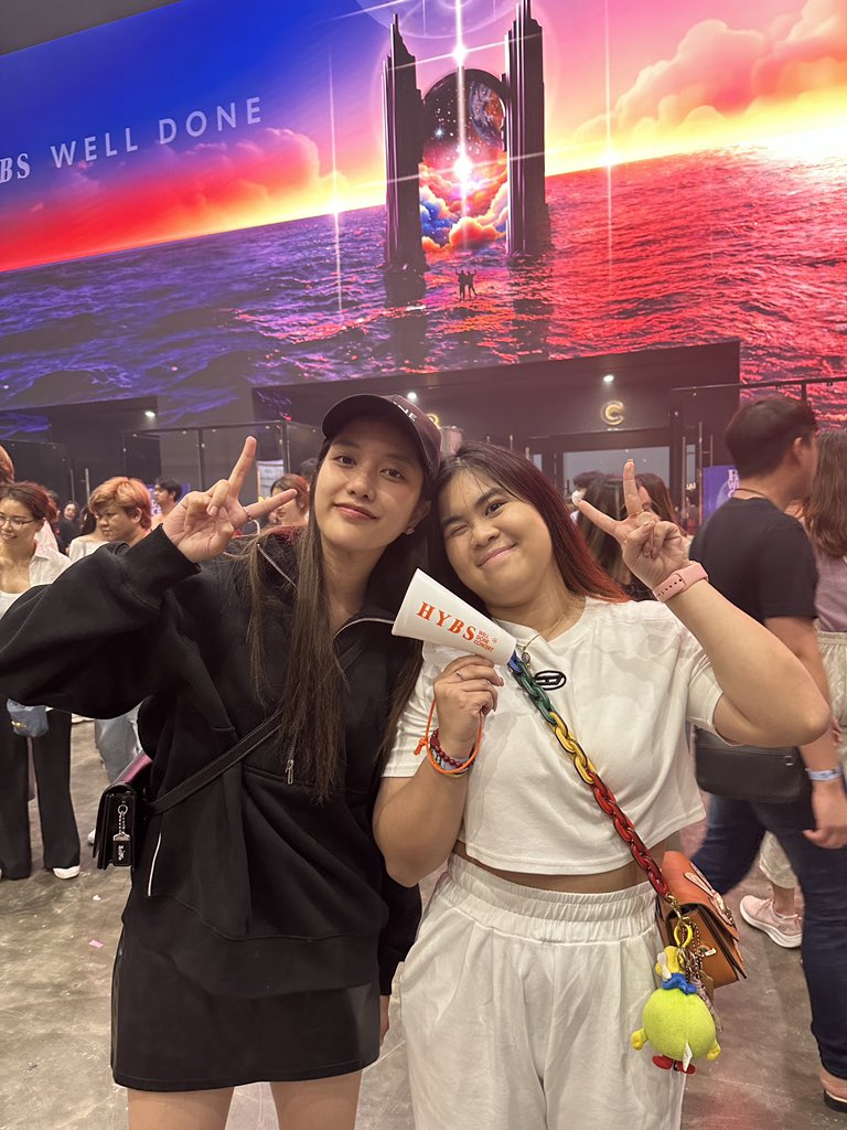 Eunice_Once's tweet photo. Glad to bump into you🌷✨Thanks for recognising me first🤣I almost miss out when u walk out and then you just stand infront of me, waiting for me to discover you😂🤭Thanks for rmb me na~🥰

*I asked permission &amp; she say yes😎

#HYBSWellDoneConcert 
#srchafreen 
@srchafreen https://t.co/ABzJIKMnVy