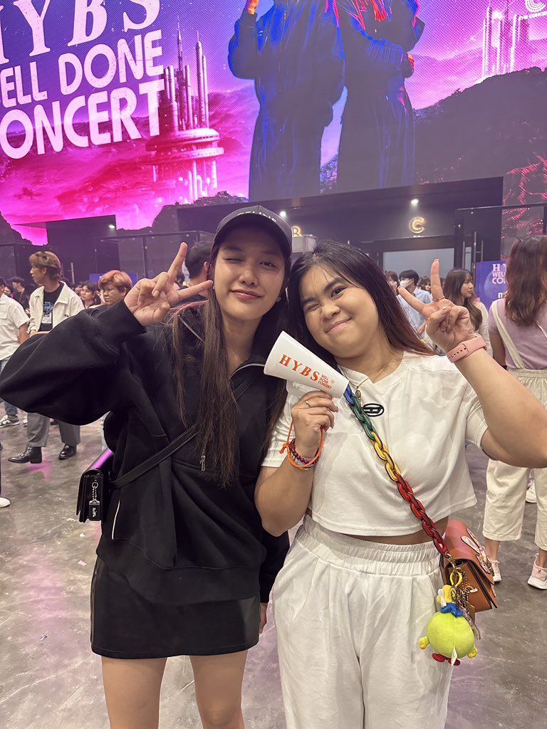 Eunice_Once's tweet photo. Glad to bump into you🌷✨Thanks for recognising me first🤣I almost miss out when u walk out and then you just stand infront of me, waiting for me to discover you😂🤭Thanks for rmb me na~🥰

*I asked permission &amp; she say yes😎

#HYBSWellDoneConcert 
#srchafreen 
@srchafreen https://t.co/ABzJIKMnVy