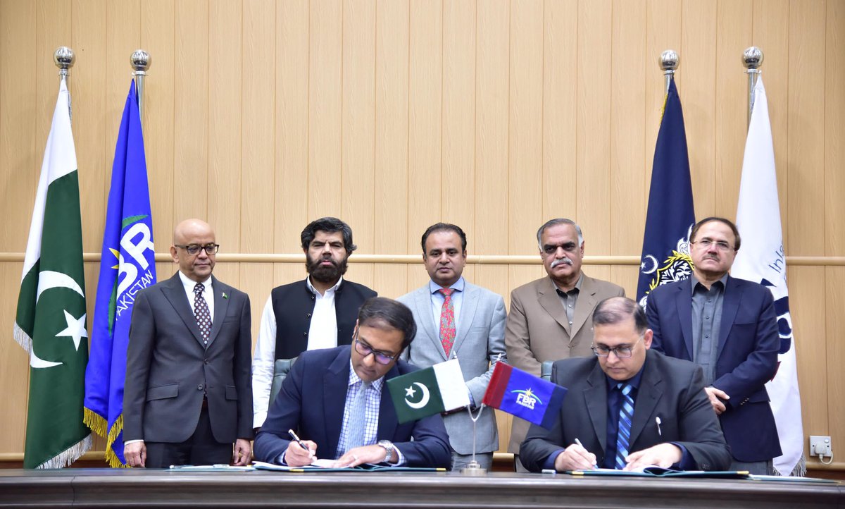 In line with the vision of the Prime Minister of Pakistan to transform FBR into Digital Tax Administration,the latter entered into an agreement with Karandaaz Pakistan for Digitalization of Tax System.Chairman FBR Malik Amjed Zubair Tiwana was also present during the ceremony.1/4