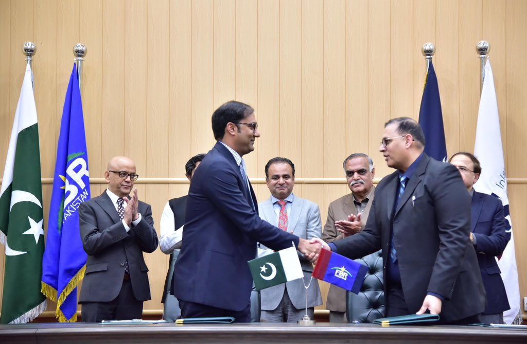 On behalf of FBR, Mr. Ardsher Salim Tariq, Member (Reforms and Modernization) whereas on behalf of Karandaaz Pakistan, the agreement was signed by Mr. Sharjeel Murtaza, Director Digital Services. 4/4