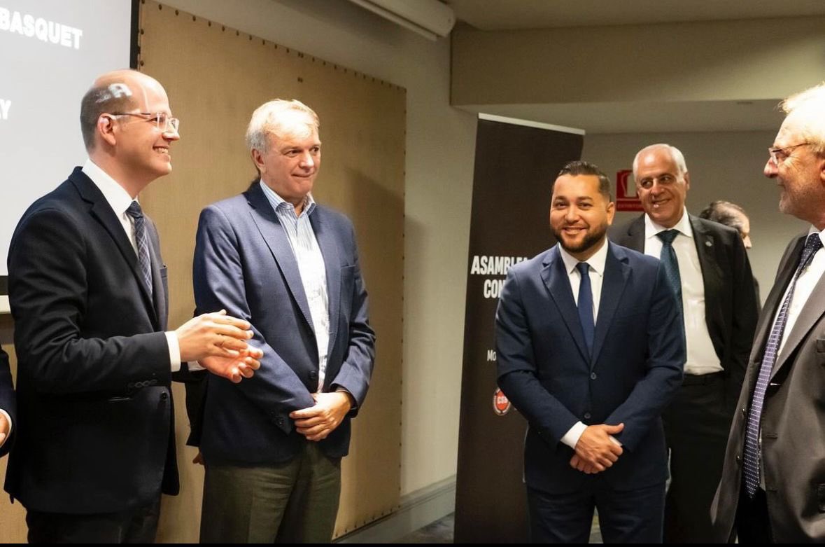 Sebastián Bauzá (@UyDeporte) habló con @picalanaranja sobre la situación en el básquetbol y la infraestructura. “La solución al tema climático en el básquetbol no es fácil. Hay pocos escenarios en condiciones” ➡️bit.ly/4a0o0uU