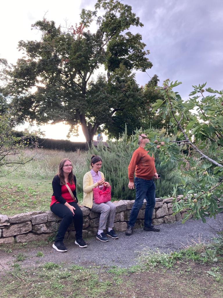 BossertYasmin's tweet photo. We take a break in a garden 😊. https://t.co/qMXwyYmSn1