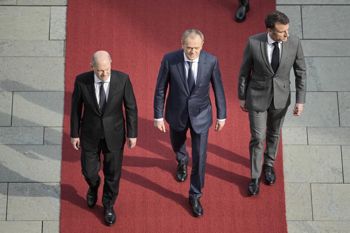 🚨BREAKING: In the middle of a major political fight between Germany and France, Macron and Tusk came to Berlin to chat with Scholz about helping Ukraine.

#GermanyFranceConflict #Scholz #MacronTuskBerlinTalks #AidToUkraine