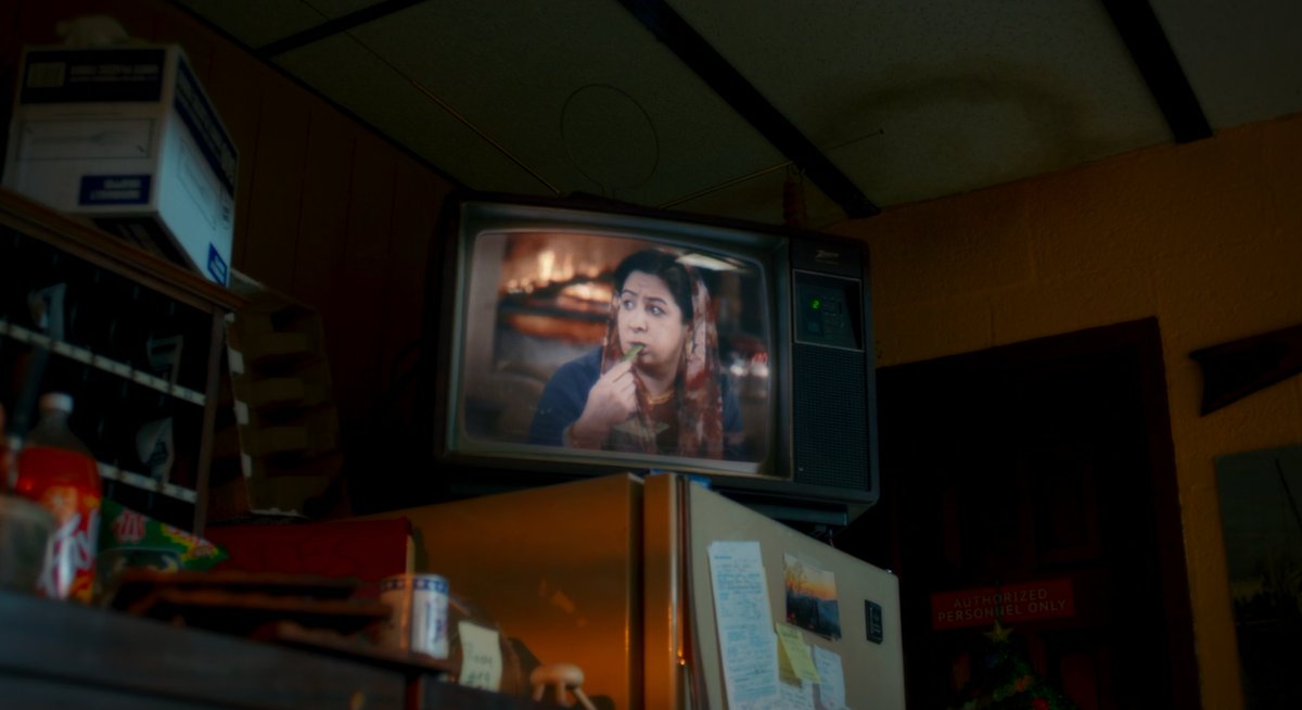 'Drive-Away Dolls' filminde ABD'nin ücra bir kasabasındaki motelde gece görevlisi gözünü bile ayırmadan TV izlemektedir. Peki ne izliyor sizce? Buyrun.. :))) <a href="/ZeynepKankonde/">zeynep kankonde</a>