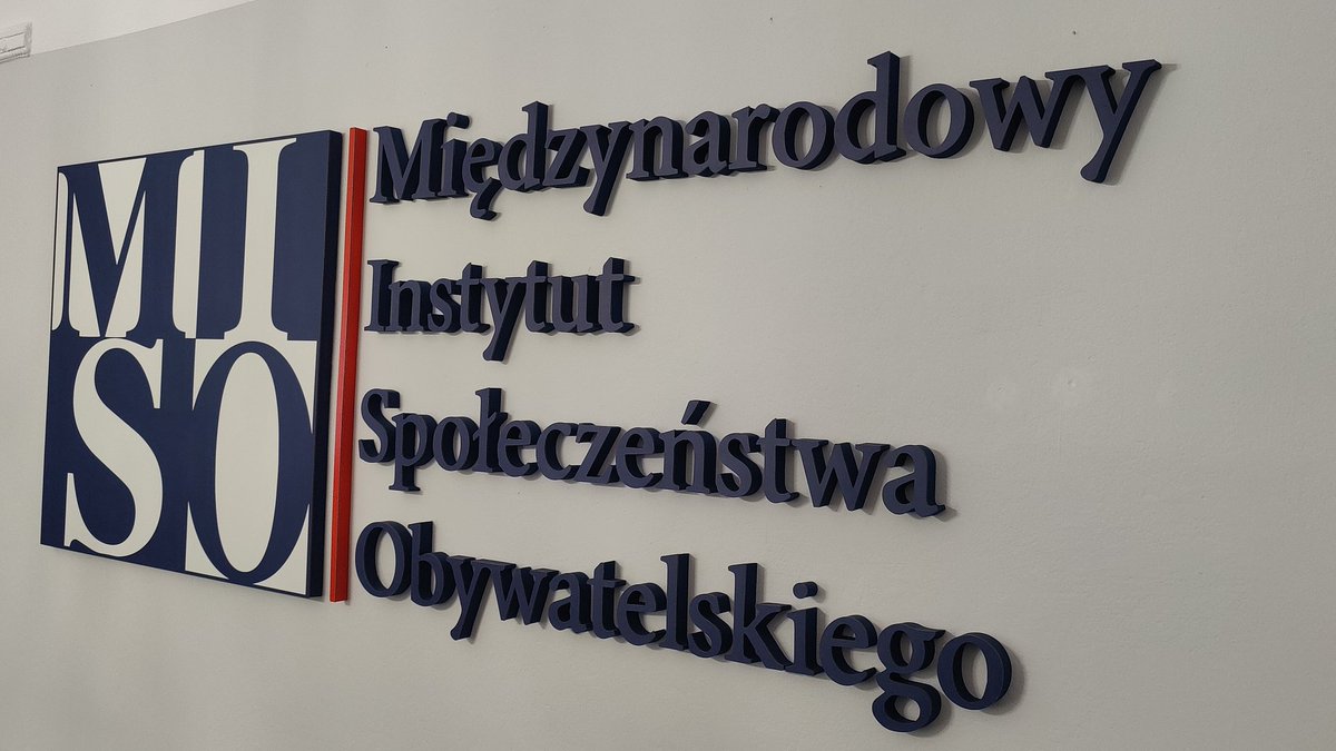 FundacjaMISO's tweet photo. Dzisiaj odbyło się dziewiąte spotkanie w ramach projektu "Polish-U.S. Civil Society Roundtables" pt. „The role of civil society in US. The 2024 US Presidential election: What’s in the cards?" Gościem specjalnym był prof. Mark J. Rozell z @ScharSchool. Profesor w swojej prezentacji szczegółowo omówił proces wyborczy w USA od wskazania kandydatów, przez głosowanie powszechne po wybór w Kolegium Elektorów. W dyskusji z uczestnikami poruszana była https://t.co/1aWTXjPfVa. tematyka zmian demograficznych, aktywność społeczeństwa obywatelskiego i ich wpływu na wybory.
Współorganizatorem wydarzeniach była @USEmbassyWarsaw