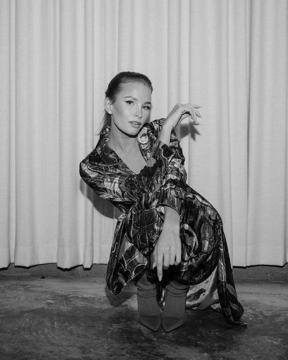 HighVioletBlog's tweet image. We love EMMI IIDA&apos;s new video for &apos;Energy Guru&apos;!

highvioletblog.wordpress.com/2024/03/08/emm…