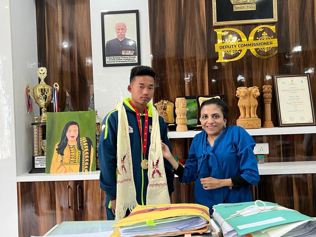 NMongku's tweet photo. KHONSA,DA Tirap felicitated Shri Laatwang Kamhua, Gold medalist in Wushu International Championship held in Moscow &amp; Shri Nahang Sumyan, Bronze medalist in Boxing (Junior)in eastern open Boxing championship held in Guwahati @PemaKhanduBJP @NatungMama @OfGoap @SportsDept_GoAP https://t.co/zkZZhxhiy4