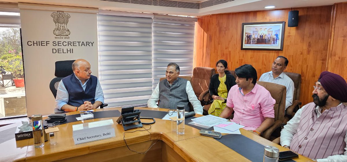 RamvirBidhuri's tweet photo. मुख्य सचिव महोदय श्री नरेश कुमार से आज की भेंट। संगम विहार में नागरिक सुविधाओं, सेनिक फार्म जैसी 69 एफुलियंट कालोनियों की समस्या, आयानगर में हुई तोड़फोड़ और जोनापुर की स्किल यूनिवर्सिटी के निर्माण पर की चर्चा। मुख्य सचिव महोदय के सकारात्मक रुख पर किया उनका आभार।

@blsanthosh 

#southdelhi