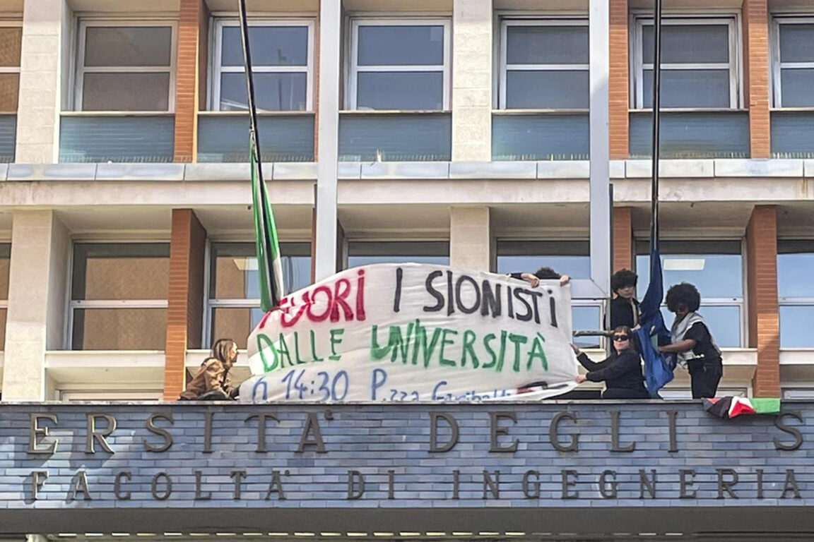 pierofassino's tweet photo. Solidarietà al Direttore di Repubblica @maumol a cui è stato impedito di parlare all'Università sulla guerra in Medio Oriente. Un altro episodio di violenta intolleranza perpetrato da quanti rivendicano per sé il diritto di fare e dire qualsiasi cosa, ma lo negano a quanti vengono considerati "nemici". Un atteggiamento antidemocratico fondato su pulsioni estremiste e sulla diffusione dell'odio.
Chi crede nella democrazia non può accettare né accondiscendere
#Molinari #Napoli